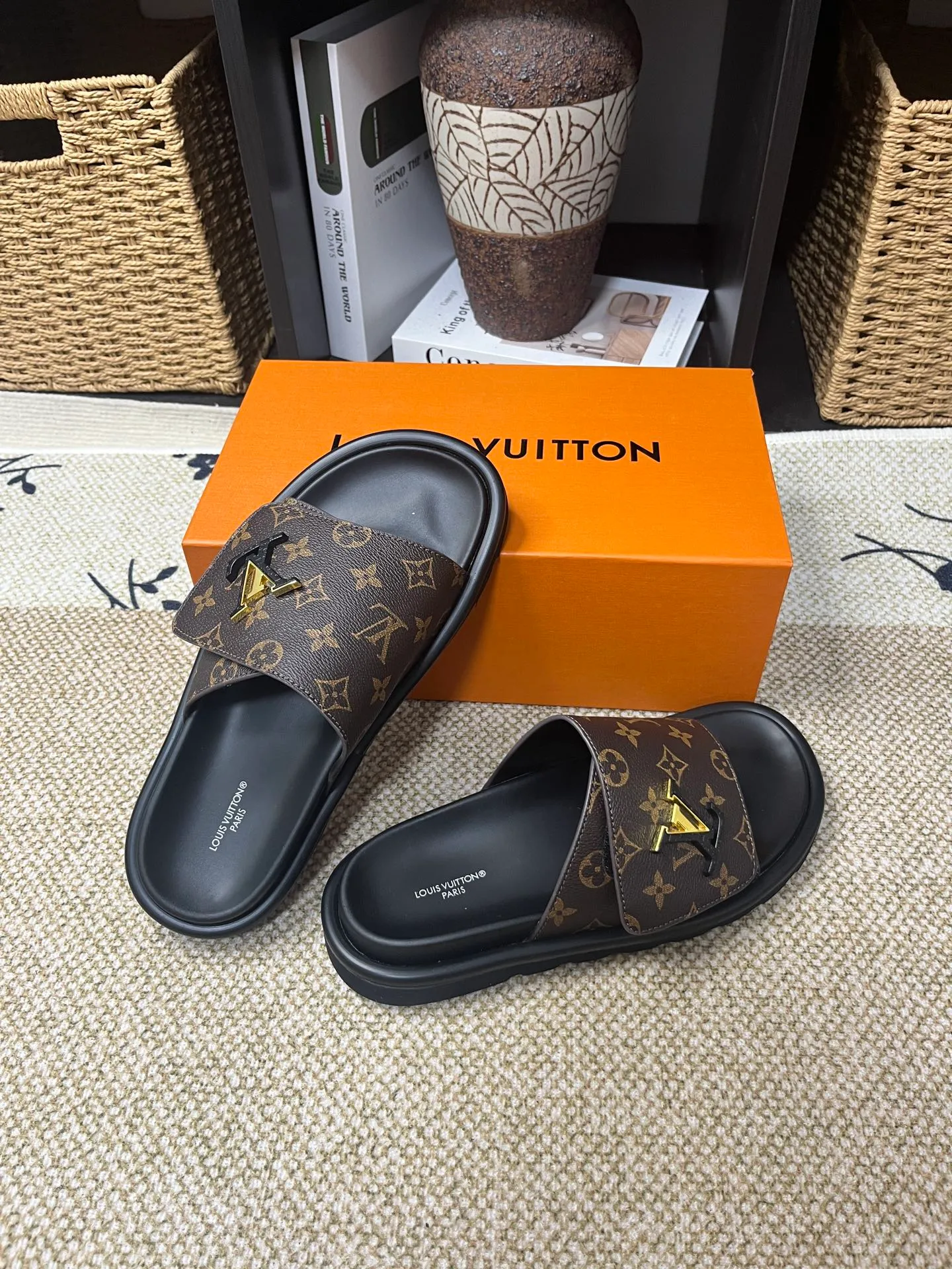 P340 [New Style] [LOUIS VUITTON] Louis Vuitton, LV printing, men's and women's slippers are now on the market, packed in drawer boxes with cloth bags and cards, the upper pattern looks very soft and waxy, and is a super versatile leg slimming tool. Fabric: imported denim/canvas/old fabric, LV hardware LOGO, official website pattern printing, comfortable to wear, feet: high-elastic PU water table. Sole: foam sole, heel height: about 5cm. Code number: 35-46, 35, 45, 46 are custom-made and non-returnable. Color: multiple colors and styles available.